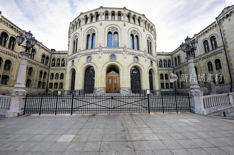 挪威议会大厦(Stortingsbygningen或Storting Building)位于奥斯陆